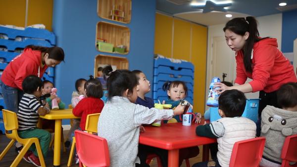 上海探索让职场妈妈带着孩子上下班