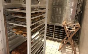 上海网红面包武康店负责人：暂关店，过期面粉是否投用待检查