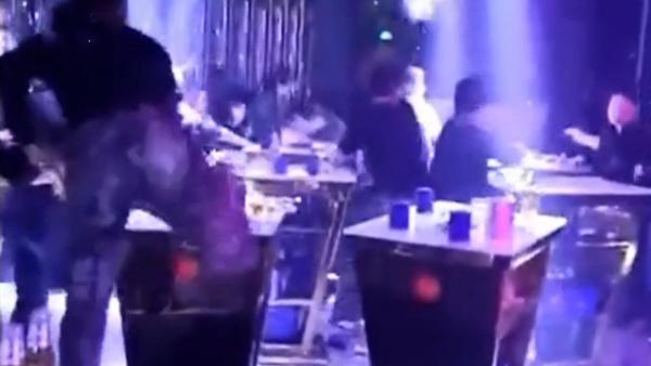酒吧斗殴致10人受伤，全程互砸玻璃瓶