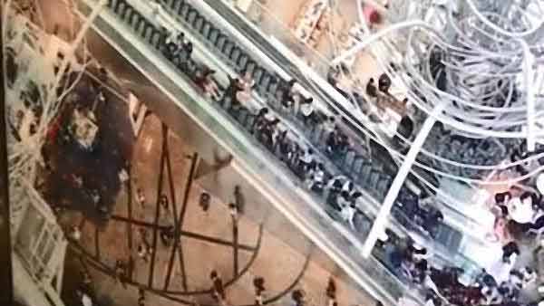 香港“通天扶梯”突然倒行，18人受伤