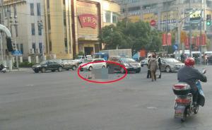 上海一路口发生车祸两人被撞，一人抢救无效死亡