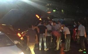 杭州一交警执勤时被撞卷入车底，路人冒雨合力抬车救人