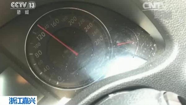 时速250接近起飞速度,轿车失控碰撞