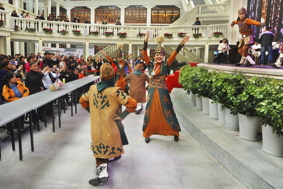 4.2017年3月25日，上海，上海大世界试运行之际，在中庭大舞台演出的新疆歌舞演员与观众互动。