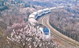 居庸关“花海列车”屡现游客翻越铁路护网，一天劝离四五十人