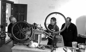 拼装废旧自行车供居民免费使用：杭州出现社区版“共享单车”