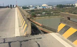 广东珠海：莲溪大桥遭千吨货船撞击，桥身移位一米多