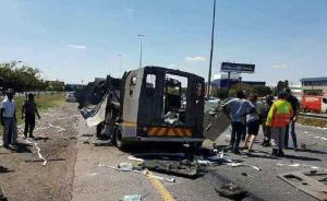 南非最大城市约堡一运钞车被爆破抢劫，劫匪持AK47等武器