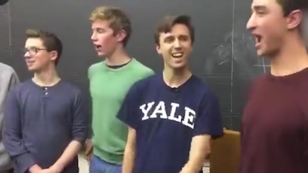 耶鲁大学男声清唱团成员唱《好汉歌》