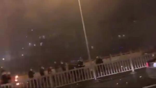 即视感丨苏州警方回应斗殴视频：数十人打架并燃放爆竹