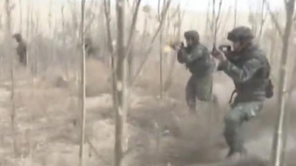 武警新疆总队沙漠训练，训练反恐作战