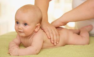 学婴儿抚触，给宝宝爱与健康