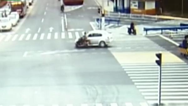 绍兴：一辆电瓶车闯红灯被车撞飞