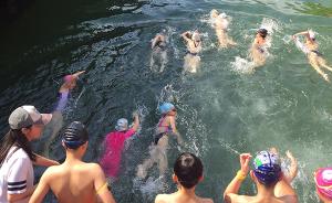 上海一条曾经污染的河道举行游泳比赛，环保局官员也来参加