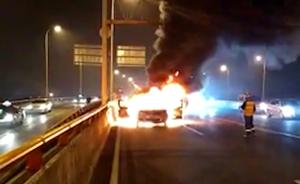 暖闻︱深夜偶遇轿车自燃，上海“爷叔”奋力将驾驶员救出