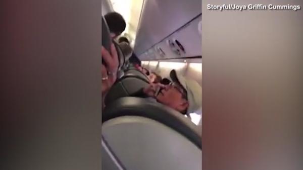 美联航亚裔乘客遭拖拽前与警察对话画面曝光