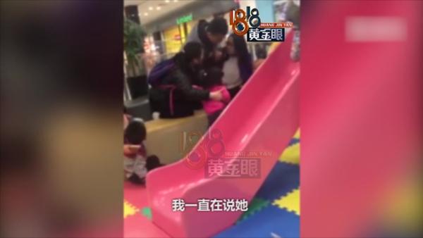 儿子被踩,母亲当场失控咆哮狂拽女孩