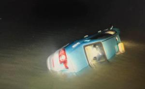 杭州一出租车凌晨冲入西湖，司机被消防员救出后送医不治
