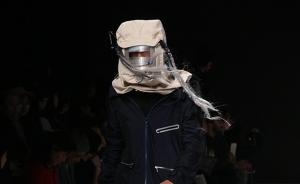 大学生设计师亮相上海时装周：吸管组成服装，防霾服上T台