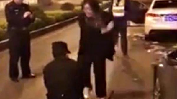 醉驾女司机撞车欲逃逸,还踹民警裆部