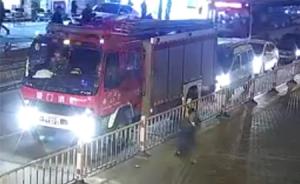 消防战士等红灯遇抢劫,跳下车抓劫匪
