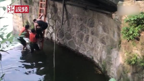 杭州8岁女孩坠湖，被吸入水闸不幸身亡