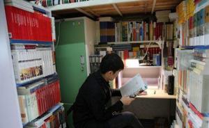 武汉高校一“学霸”酷爱阅读，寝室藏书成小型“图书馆”