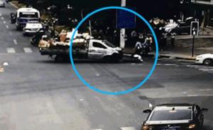 四川攀枝花男子驾小货车冲撞交警及群众，致1交警2辅警受伤