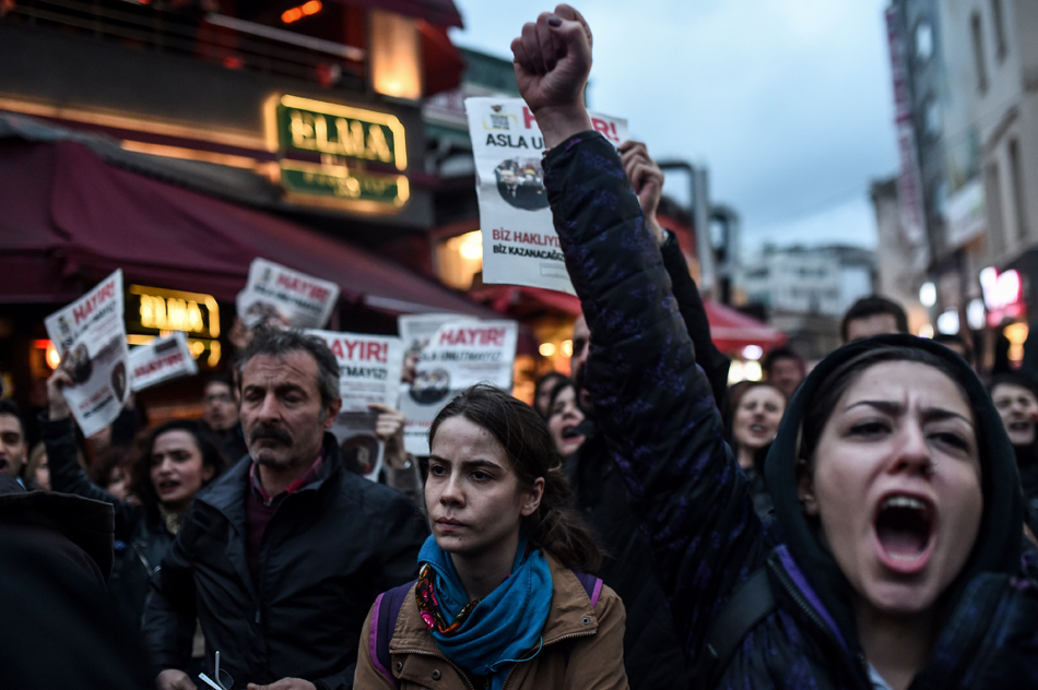 7.4月17日，在土耳其城市伊斯坦布尔，修宪反对者举行集会。