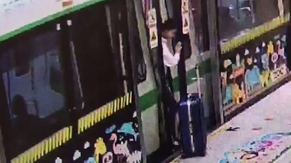 女乘客强行扒开地铁门下车吓坏工作人员