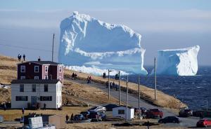 加拿大“冰川胡同”漂来今年首座冰山，格陵兰冰川新现裂缝