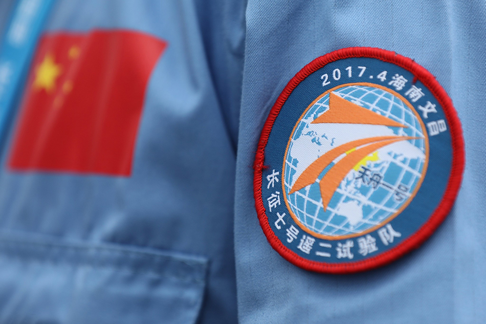 图为工作人员身上关于发射天舟一号任务的标志“2017.4海南文昌长征七号遥二试验队”。