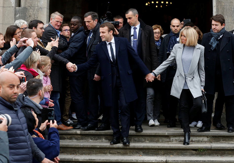 2当地时间2017年4月23日，法国勒图凯，法国总统大选首轮投票正式开始，中间派候选人埃马纽埃尔·马克龙偕妻子现身投票站。