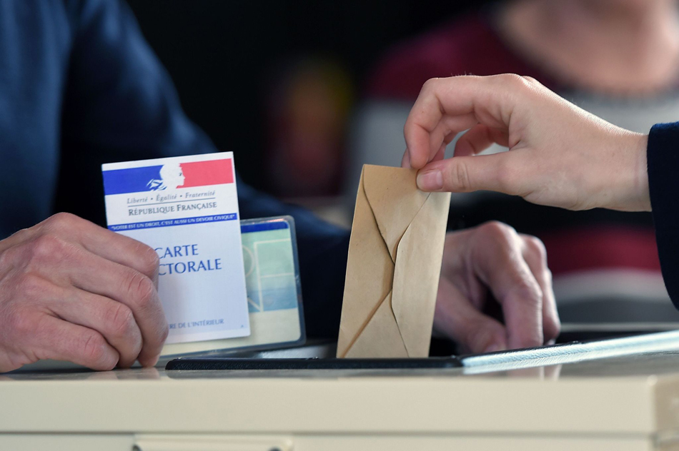 7.当地时间2017年4月23日，法国斯特拉斯堡，法国总统大选首轮投票正式开始，民众参加投票。