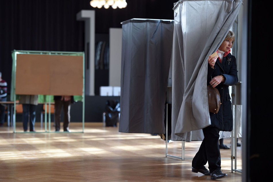 10.当地时间2017年4月23日，法国斯特拉斯堡，法国总统大选首轮投票正式开始，民众参加投票
