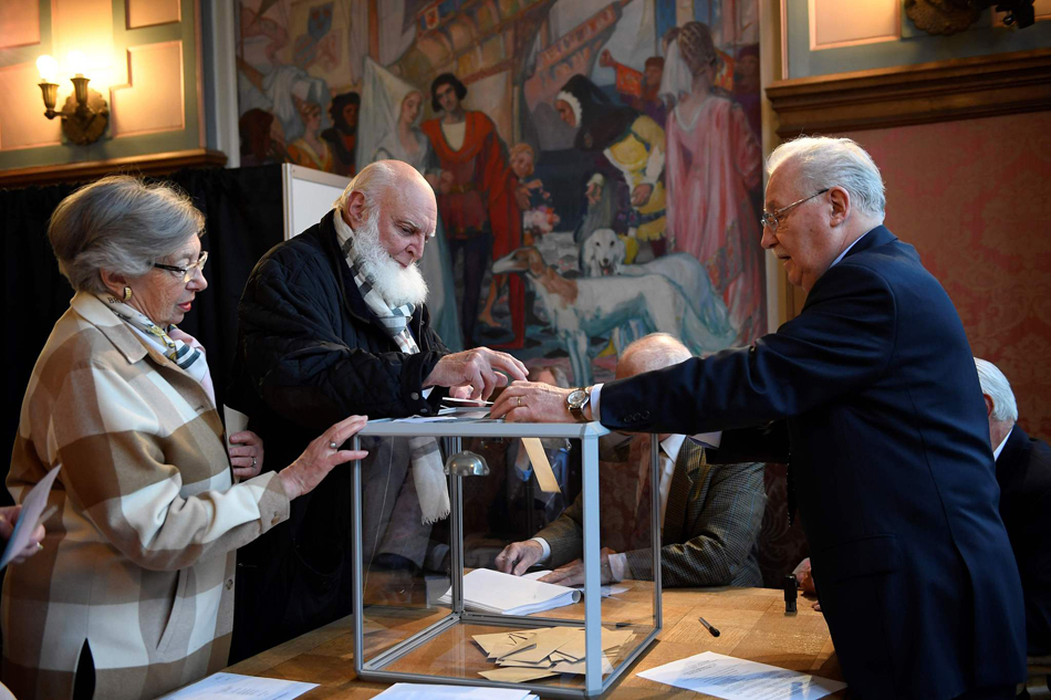 11.当地时间2017年4月23日，法国勒图凯，法国总统大选首轮投票正式开始，民众参加投票