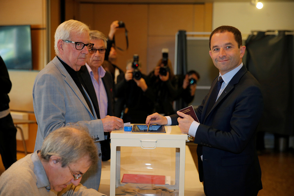 3.当地时间2017年4月23日，法国特拉普，法国总统大选首轮投票正式开始，社会党候选人伯努瓦·阿蒙现身投票站。