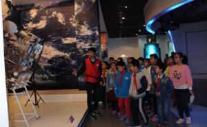 上海庆祝“中国航天日”，近两千名学生与航天重器亲密接触
