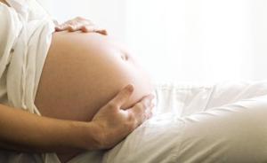 怀孕23周胎儿小脚露出宫颈，医生将其塞回子宫继续孕程