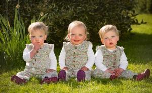 英国女子罕见“复孕”诞三胞胎：全球首例，三姐妹已一岁半