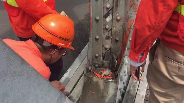 上海外白渡桥被撞护栏“受伤”