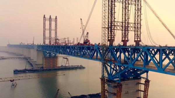 航拍沪通长江大桥：最大最高“难”在哪
