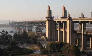 南京长江大桥公路桥由上海铁路局移交南京市，修桥现实质进展
