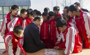 温家宝到山西吕梁农村中学作地理讲座，并与学生们一起下象棋