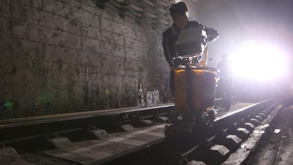 地铁探伤工午夜进隧道为钢轨体检