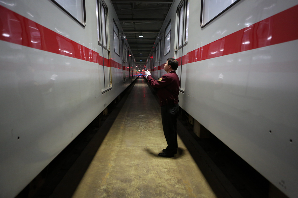 12.梅陇基地，首班车一号线机组人员在检查列车。