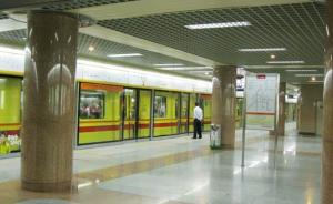 一男子在广州地铁上掏出一把菜刀，警方疏散乘客并将其控制
