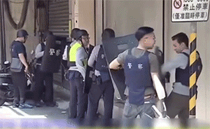 台湾警匪当街枪战，30多枪后嫌犯投降