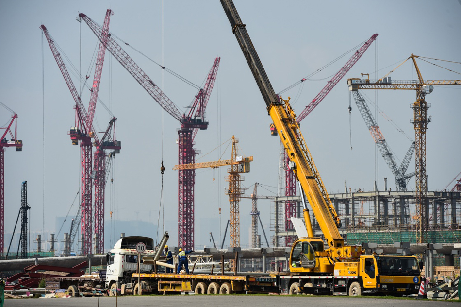 3.港珠澳大桥珠海口岸联检大楼建设工地塔吊林立、一片繁忙（4月29日摄）
