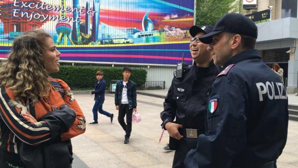中意警务交流：意大利警察巡逻上海街头